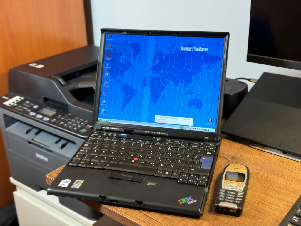 Lenovo Thinkpad X61 ile Nokia 6310i birbirine çok yakıştı.